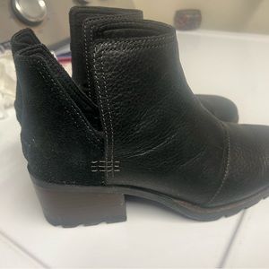 Size 7 SOREL  boots. So cute and comfortable ! My actual favorite pair of boots!